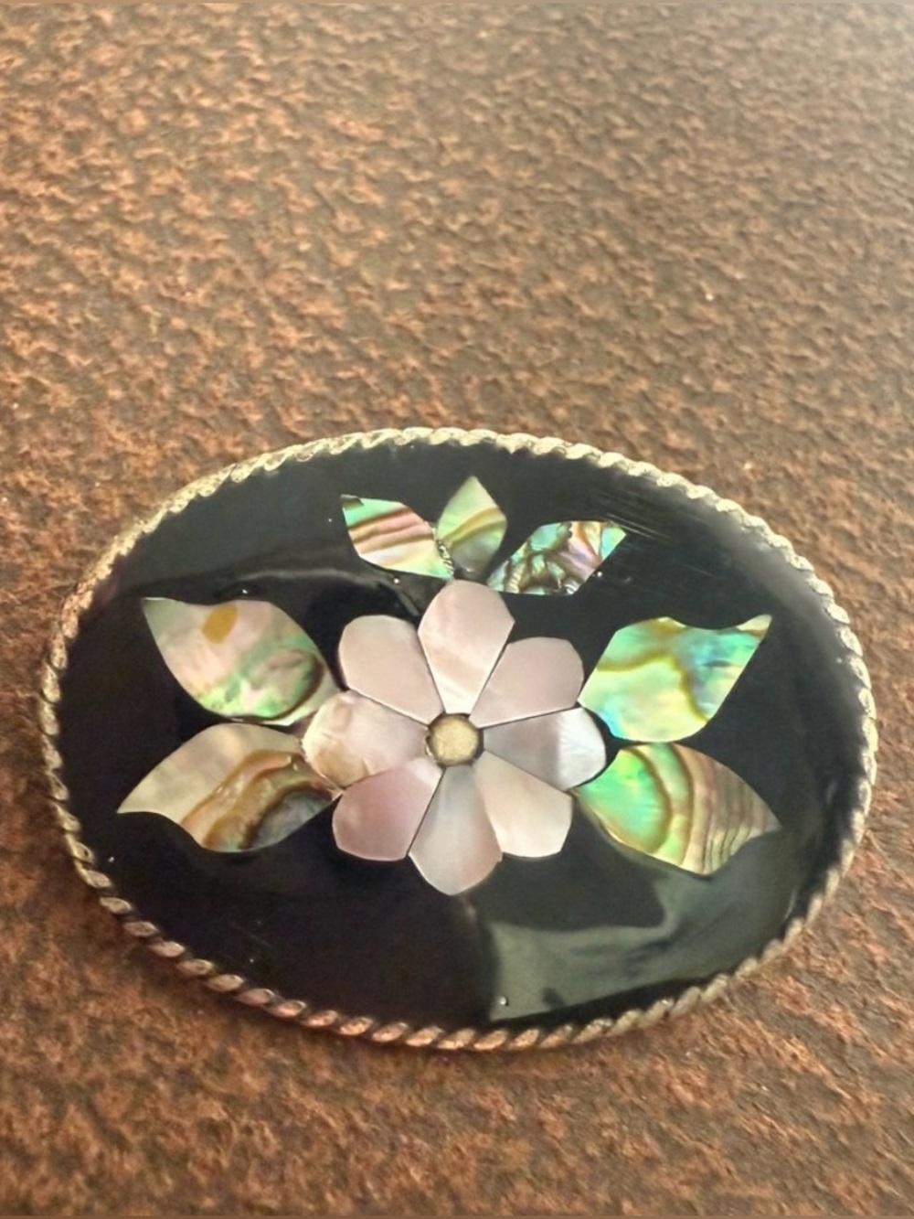 💟 Alpaca Brooch with Mother-of-Pearl Flower design